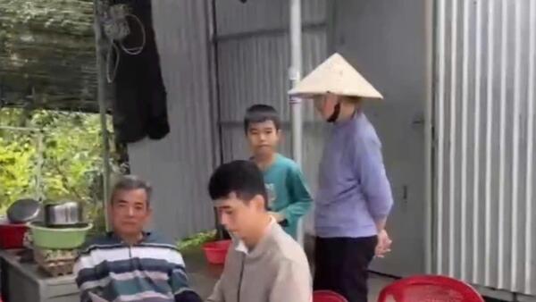 HIỆN VẪN CÒN 4 HỘ DÂN CHƯA THÁO DỠ VẬT  KIẾN TRÚC LẤN CHIẾM ĐẤT CỦA ĐƯỜNG BỘ TẠI  KHU TÁI ĐỊNH CƯ THÔN THẾ LỢI