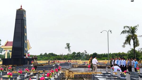 ĐẢNG ỦY, HĐND, UBND, ỦY BAN MTTQ VIỆT NAM XÃ THỌ PHONG TỔ CHỨC LỄ VIẾNG VÀ DÂNG HƯƠNG NGHĨA TRANG LIỆT SĨ
