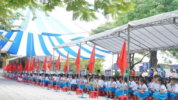 TỈNH ỦY VIÊN, CHÁNH THANH TRA TỈNH NGUYỄN VĂN ĐIỆU; BÍ THƯ ĐẢNG ỦY, CHỦ TỊCH HĐND XÃ THỌ PHONG HUỲNH THỊ SƯƠNG VÀ CÁC ĐỒNG CHÍ LÃNH ĐẠO XÃ DỰ LỄ KHAI GIẢNG NĂM HỌC MỚI TẠI CÁC TRƯỜNG Ở XÃ THỌ PHONG