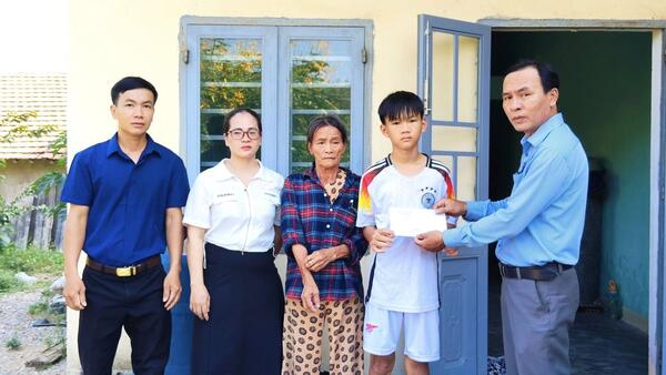 XÃ THỌ PHONG: TRAO QUÀ TRUNG THU CHO TRẺ EM CÓ HOÀN CẢNH ĐẶC BIỆT KHÓ KHĂN