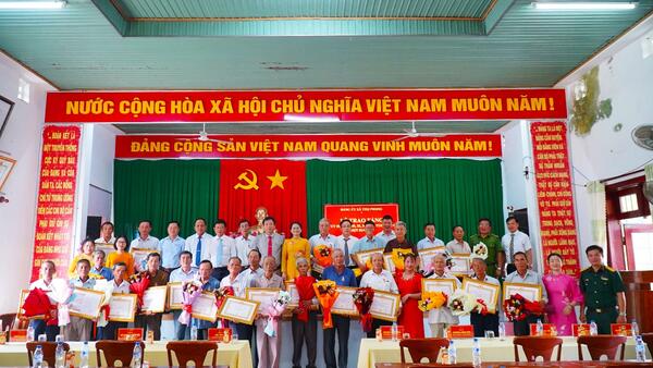 ĐẢNG ỦY XÃ THỌ PHONG TỔ CHỨC LỄ TRAO TẶNG HUY HIỆU ĐẢNG ĐỢT 02/9/2026