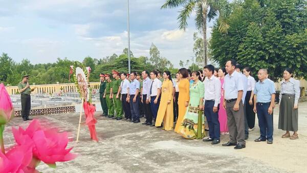ĐẢNG ỦY, HĐND, UBND, ỦY BAN MTTQ VIỆT NAM XÃ THỌ PHONG TỔ CHỨC LỄ VIẾNG, DÂNG HƯƠNG TẠI CÁC NGHĨA TRANG LIỆT SĨ TRÊN ĐỊA BÀN XÃ NHÂN KỶ NIỆM 81 NĂM NGÀY CÁCH MẠNG THÁNG TÁM VÀ QUỐC KHÁNH NƯỚC CỘNG HÒA XÃ HỘI CHỦ NGHĨA VIỆT NAM 2/9