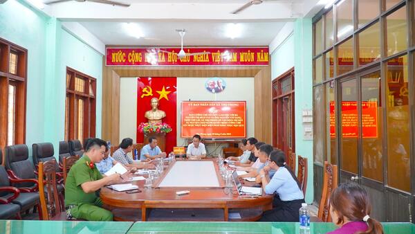 Ban cưỡng chế tổ chức làm việc với bà Nguyễn Thị Bích Tuy và ông Nguyễn Văn Sang, thôn Thế Lợi để vận động hộ dân tự nguyện chấp hành Quyết định cưỡng chế bắt buộc thực hiện biện pháp khắc phục hậu quả