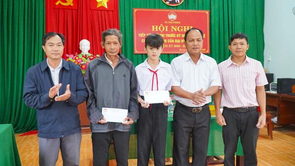 TRAO 16,7 TRIỆU ĐỒNG HỖ TRỢ GIA ĐÌNH EM VÕ TRƯỜNG SƠN THÔNG QUA CHƯƠNG TRÌNH "KẾT NỐI NHỮNG TẤM LÒNG"